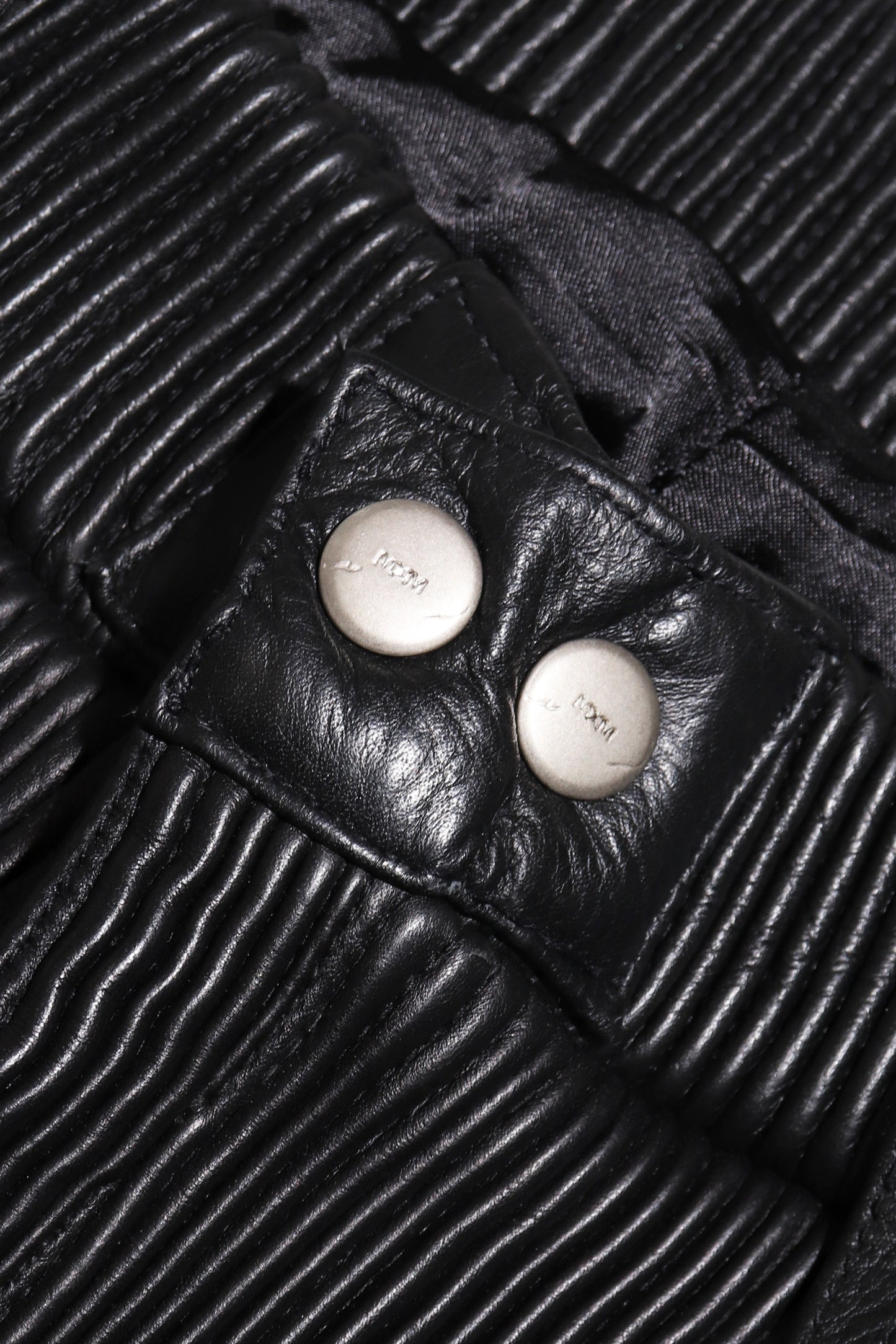 Pantalones cortos de cuero plisado