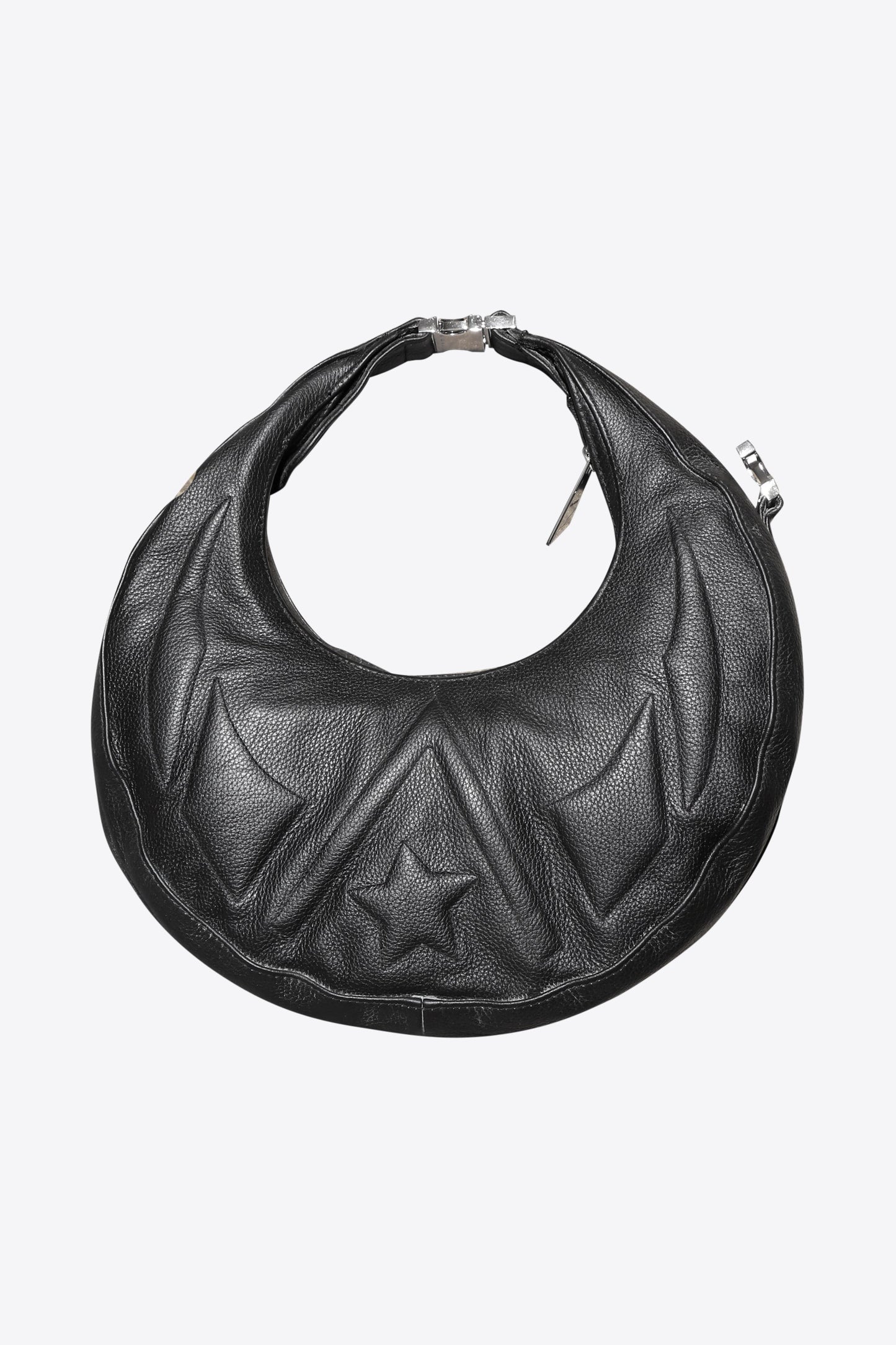 Bolso de cuero con forma de medialuna en relieve