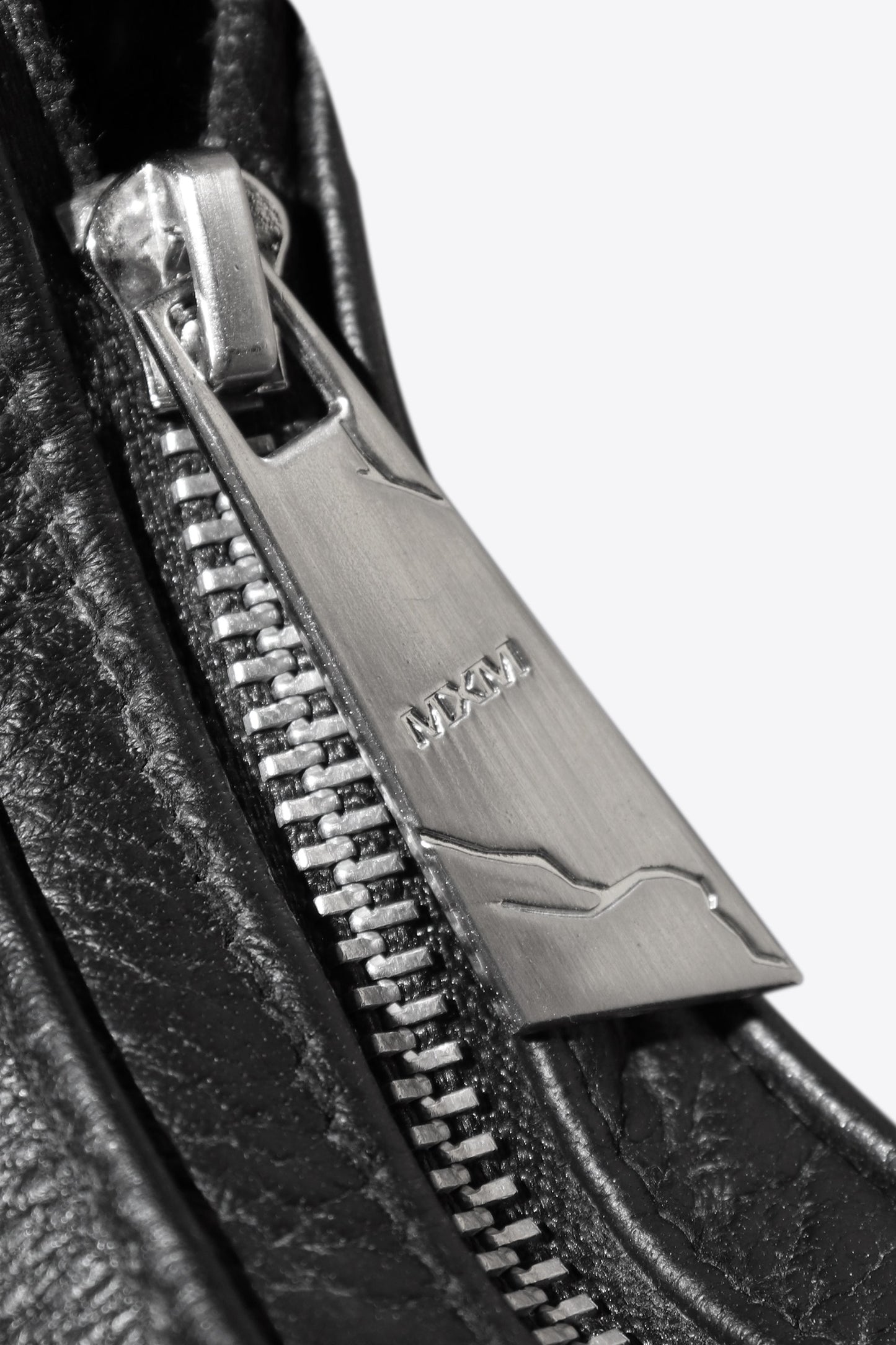 Bolso de cuero con forma de medialuna en relieve