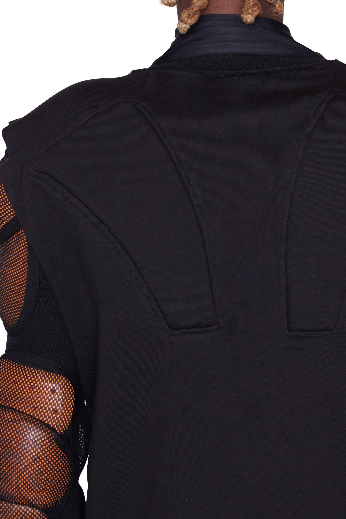 Camiseta con hombreras acolchadas (negra)