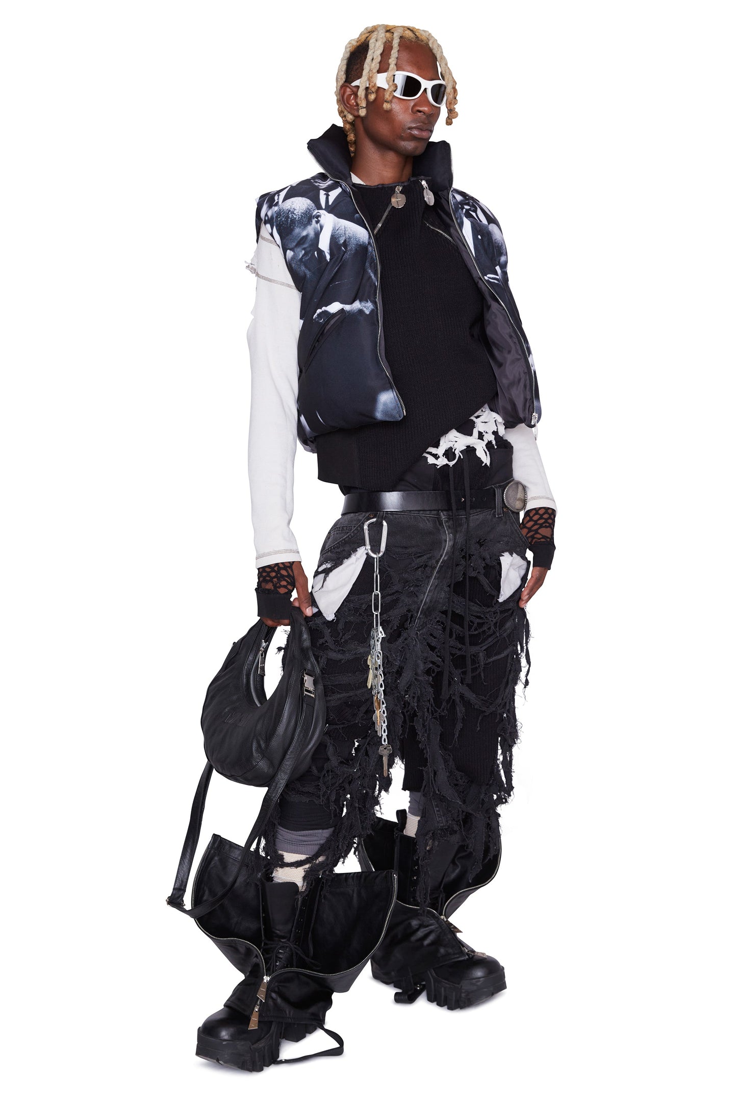 Bolso de cuero con forma de medialuna en relieve