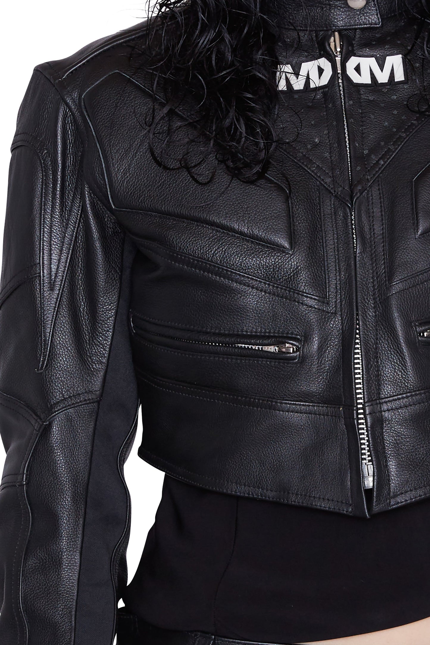 Chaqueta de motociclista de cuero recortada