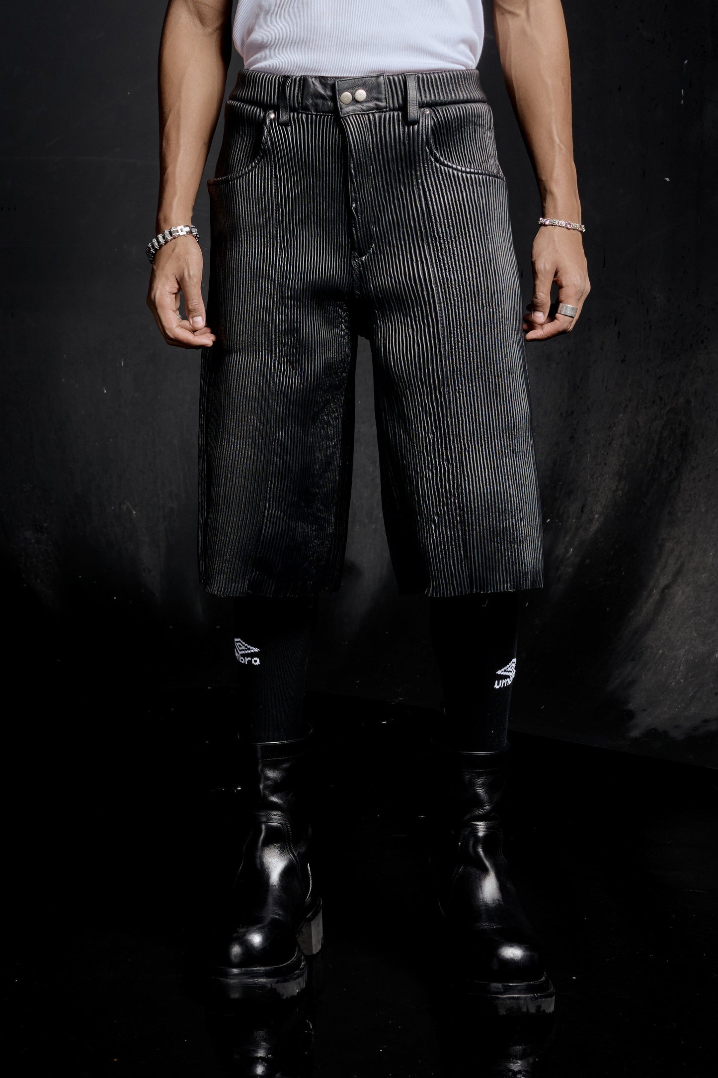 Pantalones cortos de cuero plisado