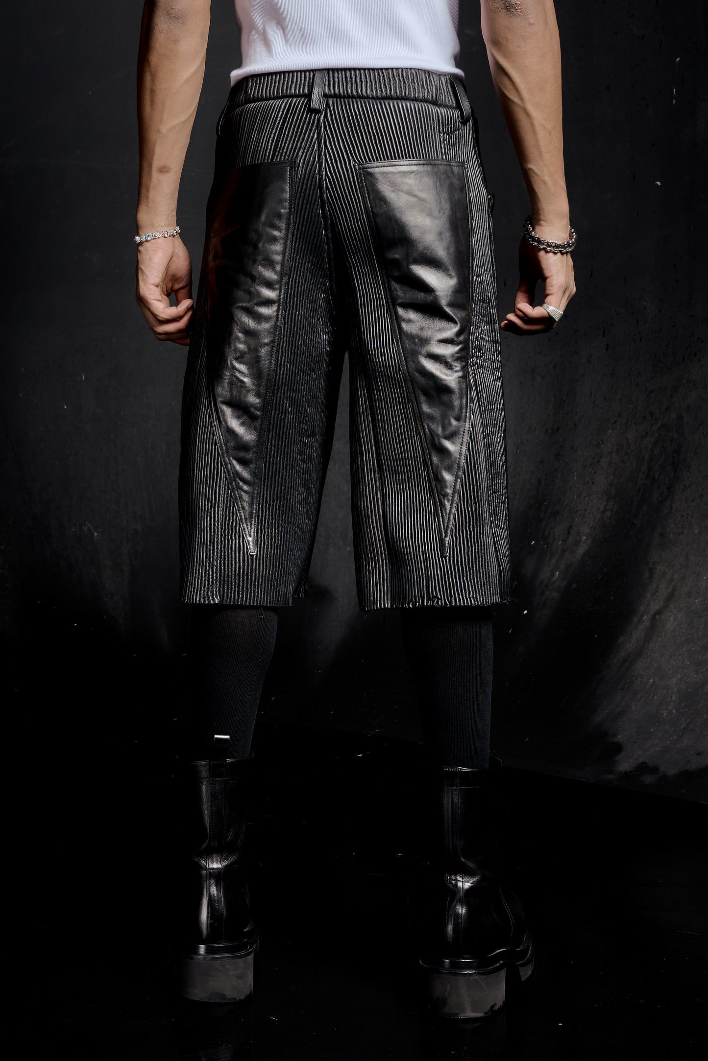 Pantalones cortos de cuero plisado
