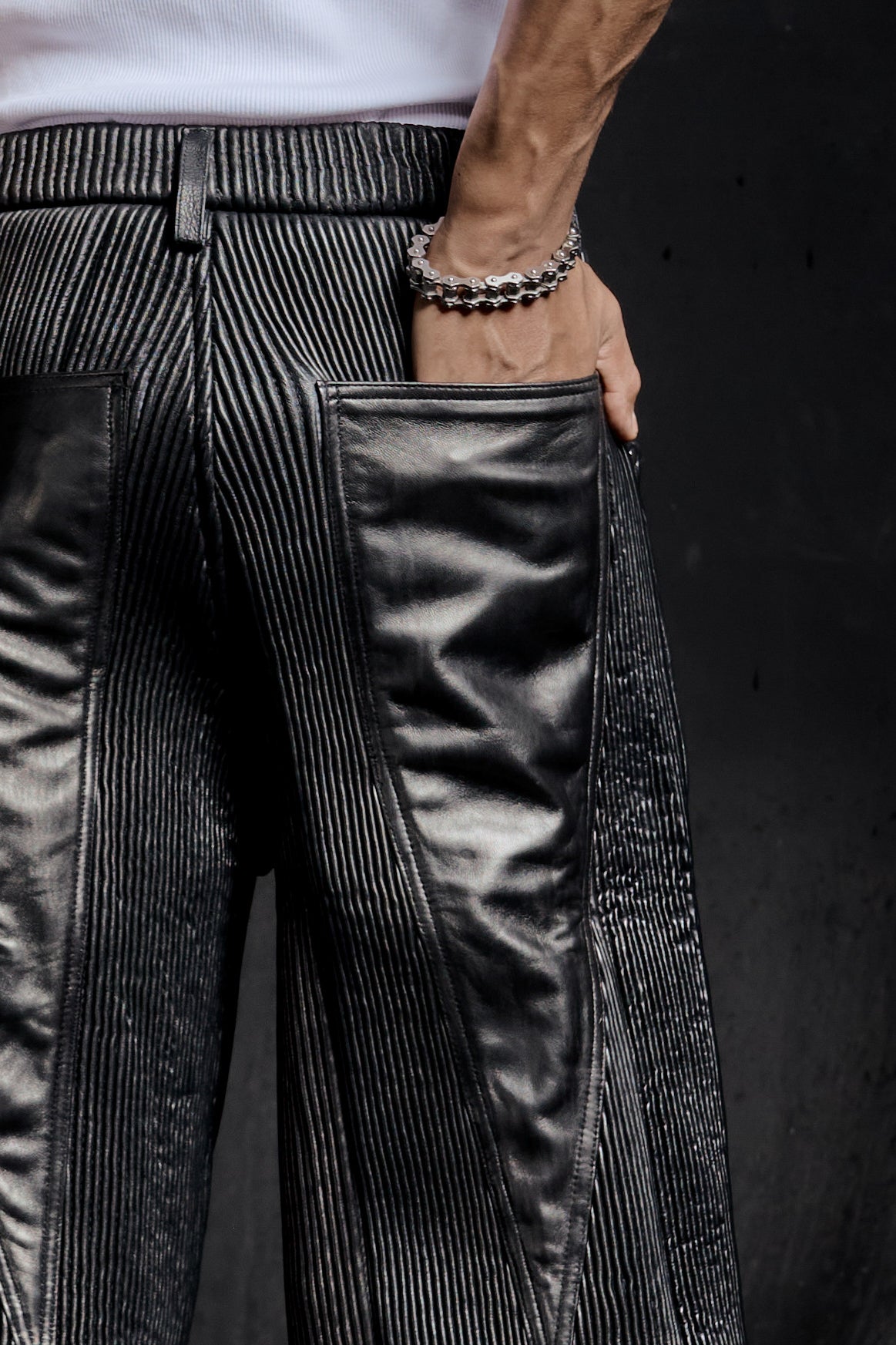 Pantalones cortos de cuero plisado